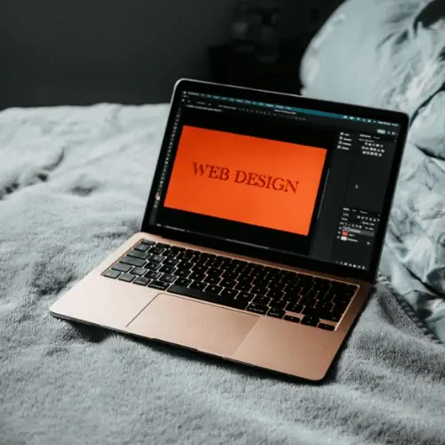 Ноутбук із відкритою сторінкою веб-дизайну — приклад креативної роботи студії Darmut.
